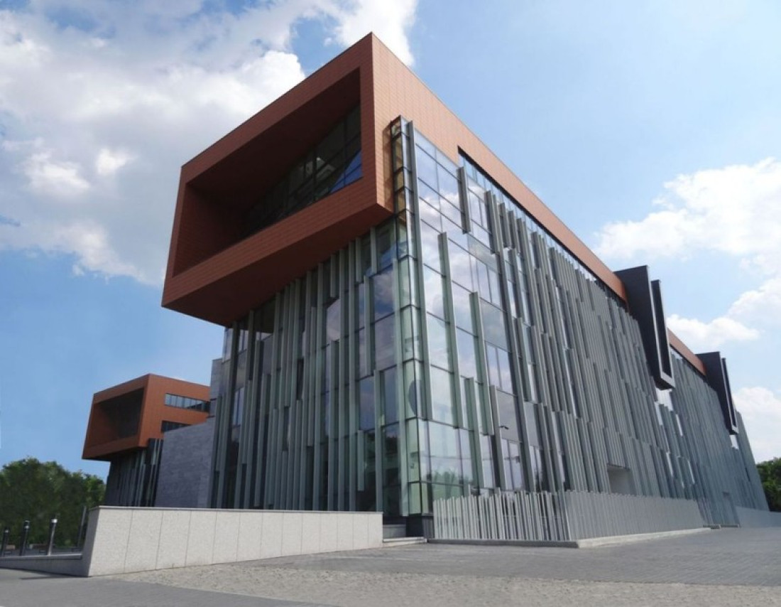 Gmach Wydziału Filologii Uniwersytetu Łódzkiego z rozwiązaniami fasad, okien i drzwi Schüco