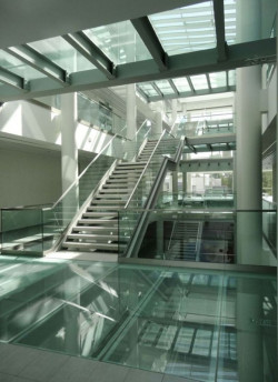 Centralnym miejscem budynku jest sześciopoziomowy, przeszklony hol