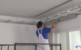 Montaż obniżonego sufitu przy użyciu płyt g-k