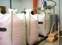 Pellety powstają m.in. jako odpad przy produkcji wszelkich wyrobów z drewna oraz z biomasy. Z tego powodu uważane są za paliwo odnawialne. fot. BARLINEK