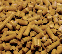 Pellety mają standardowe wymiary i dość wysoką wartość opałową. Cechują się też bardzo niską zawartością popiołu, dzięki czemu świetnie nadają się do kotłów z podajnikiem. fot. BIO-PELET