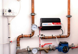 Pożądany element kotłowni to zasilacz awaryjny (UPS), zapewniający zasilanie kotła (jeśli go wymaga) i pomp obiegowych. W przypadku kotłów zasypowych pojemność akumulatora powinna wystarczać na zasilanie urządzeń przynajmniej przez czas odpowiadający spaleniu jednej porcji paliwa. fot. VOLTON