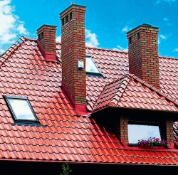 Kotły na paliwo stałe o klasycznej konstrukcji bezproblemowo współpracują z tradycyjnymi kominami murowanymi z cegieł. fot. RÖBEN