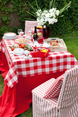 Dekoria.pl w tym sezonie proponuje dodatki w kolorach czerwieni. 