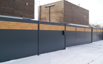 KONSPORT rozpoczął produkcję systemów ogrodzeniowych imitujących drewno