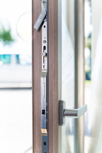 W oknach dwuskrzydłowych Prolux zastosowano specjalną zasuwnicę Winkhaus, umożliwiającą umieszczenie klamki dokładnie pośrodku ramiaka