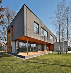 Nowoczesny budynek mieszkalny przy ul. Saneczkowej 28 w Konstancinie-Jeziornie koło Warszawy