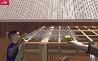 Montaż falistych płyt przezroczystych na zadaszeniu tarasu