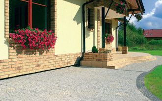 Nawierzchnie z kostki i systemy nawadniania ogrodu