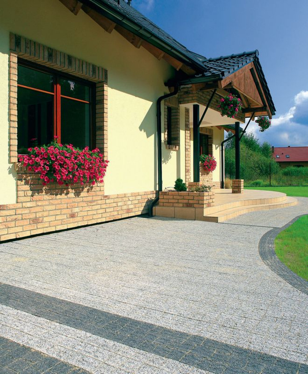 Nawierzchnie z kostki i systemy nawadniania ogrodu