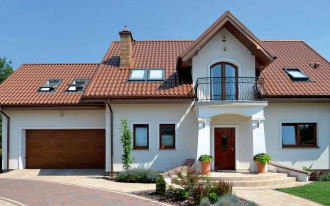 Z dwoma wykuszami i gankiem