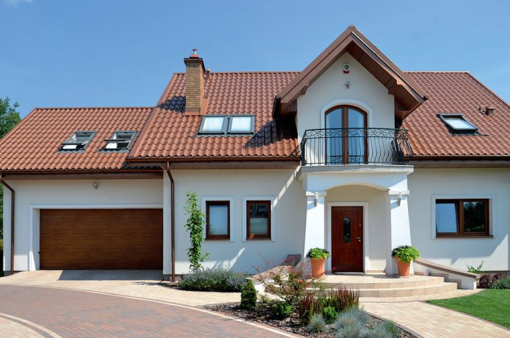 Z dwoma wykuszami i gankiem