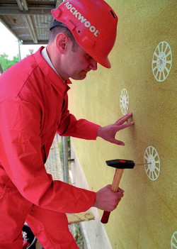Starsze budynki zwykle warto poddać termomodernizacji zanim kupimy pompę ciepła.