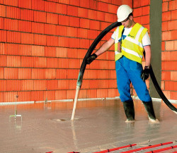 W nowym domu wykonanie ogrzewania podłogowego to nie problem. Projektant musi po prostu uwzględnić zwiększenie grubości podłogi.