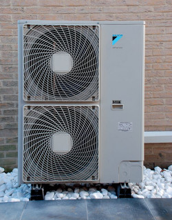 Powietrze jest źródłem ciepła o bardzo niestabilnej temperaturze, ale ze względu na łatwość jego wykorzystania pompy typu powietrze-woda szybko zyskują na popularności. W tym przypadku wykonanie dolnego źródła sprowadza się właściwie do ustawienia urządzenia przy domu. fot. DAIKIN