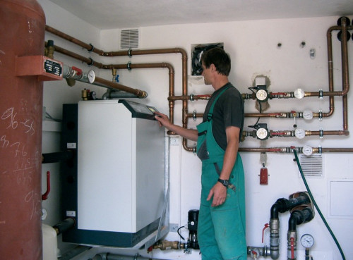 Sterownik pompy powinien przewidywać w ustawieniach możliwość pracy wraz z kotłem