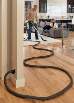 Jeżeli instalacja została dobrze wykonana, to w pomieszczeniach praktycznie nie słychać pracy jednostki centralnej. Sam szum powietrza w rurach nie jest uciążliwy i dlatego sprzątanie nie dezorganizuje zajęć innym domownikom