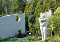 Ogród z zakochaną parą