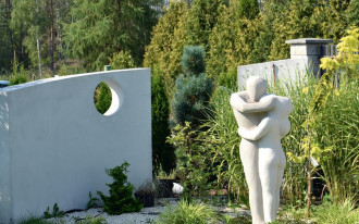 Ogród z zakochaną parą