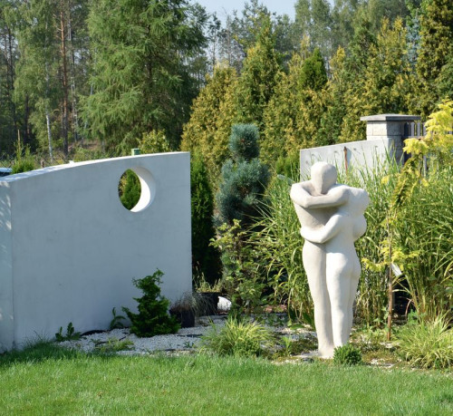 Ogród z zakochaną parą