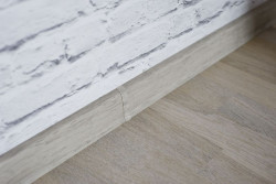 Listwa cokołowa z kolekcji Queen w kolorze &quot;Caffe Latte&quot; firmy Effector