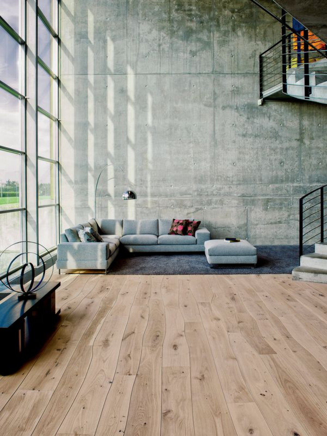 Ściany i podłogi w salonie