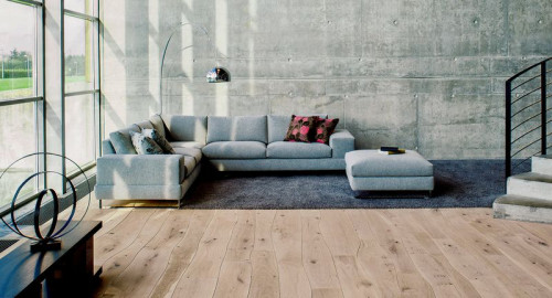 Ściany i podłogi w salonie