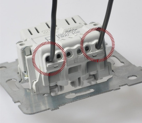 Boczne wyprowadzenie przewodów zastosowane w produktach z kolekcji AS ułatwia kontrolę jakości ich przyłączenia do zacisków po zainstalowaniu modułu łącznika lub gniazda w puszce. 