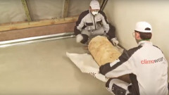 Montaż wełny mineralnej na dachu skośnym