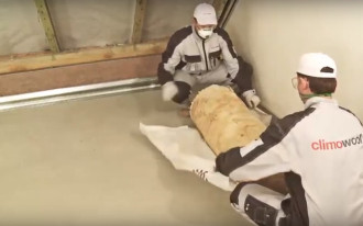 Montaż wełny mineralnej na dachu skośnym