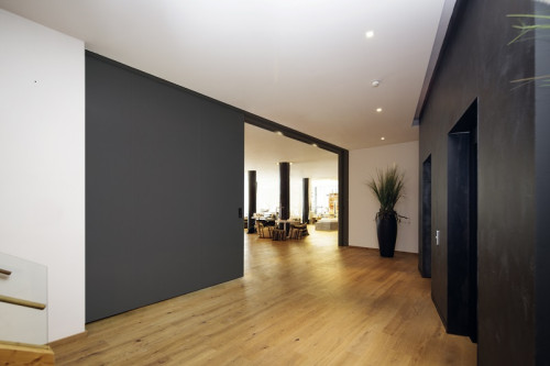 Wyróżniona Złotym Medalem MTP przeciwpożarowa brama przesuwna FST wykorzystuje innowacyjny system łączenia paneli, z możliwością zastosowania drzwi przejściowych.