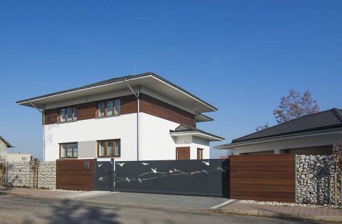 Budynek jednorodzinny w Jaworze.  Kategoria III: budynek po rekonstrukcji i adaptacji 