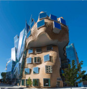 Wśród 50 wybranych realizacji znalazł się The Dr Chau Chak Wing Building stanowiący główny element kampusu Uniwersytetu Technologicznego w Sydney w Australii