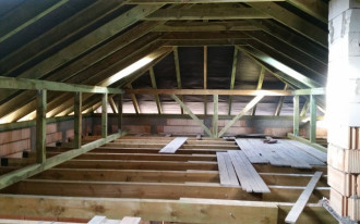 Jaką grubość płyt OSB zastosować na drewnianym stropie?