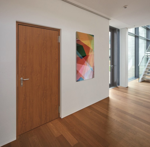 Okleina foliowa z tworzywa sztucznego jest odporna na działanie promieni UV i wiernie oddaje naturalny charakter drewna. 