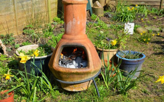 Palenie śmieci przez sąsiada. Co zrobić?