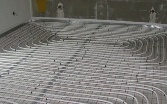 Czy podłogówka zasilana kotłem na paliwo stałe ma sens?