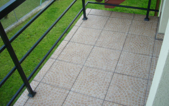 Płytki ceramiczne na remontowanym tarasie