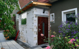 Jak wykonać przebudowę przedsionka drewnianego na murowany?