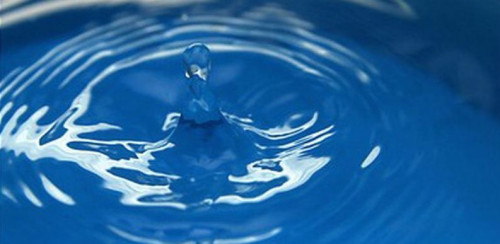 Ruda woda o metalicznym smaku. Czy taka woda nadaje się do użytkowania w gospodarstwie domowym?