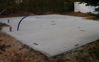 Płyta fundamentowa na podmokłym terenie. Jaki jest koszt podniesienia gruntu pod dom z właściwym utwardzeniem?