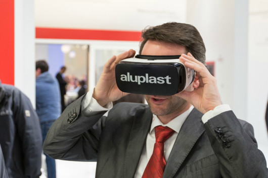 Przy użyciu tego internetowego narzędzia można łączyć różne kolory dachu, elewacji z różnymi systemami i kolorami okien, co daje wyobrażenie, jak będzie wyglądać gotowa elewacja.