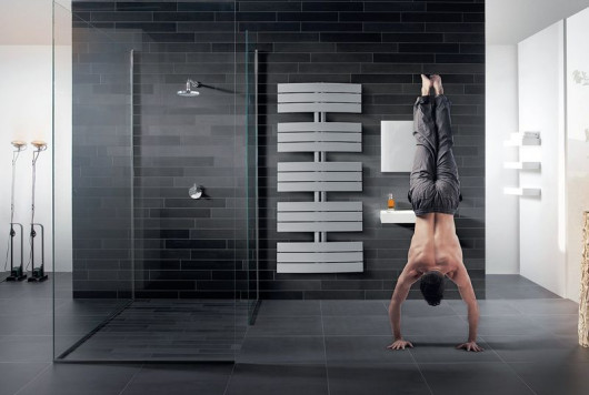 W łazienkach, oprócz tradycyjnych grzejników rurowych, montuje się urządzenia o rozmaitych, wyszukanych formach