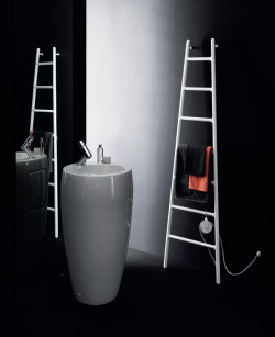 W łazienkach, oprócz tradycyjnych grzejników rurowych, montuje się urządzenia o rozmaitych, wyszukanych formach