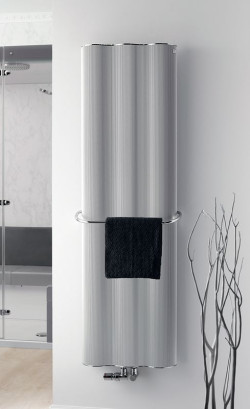 Czasy, w których wybór grzejnika ograniczał się do kaloryferów z żeliwnych żeberek, dawno minęły. Dziś możemy wybierać wśród modeli, które nie tylko pełnią funkcję praktyczną, ale także stanowią efektowną dekorację wnętrza, bo wyglądają jak obraz lub rzeźba.