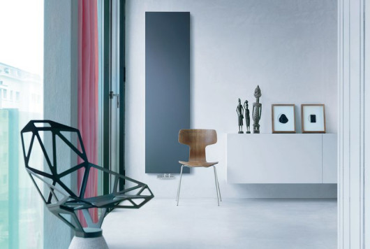 Płaski grzejnik o prostej, nowoczesnej formie, można bez trudu dopasować do większości wnętrz – łazienki, kuchni, salonu.