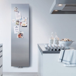 Płaski grzejnik o prostej, nowoczesnej formie, można bez trudu dopasować do większości wnętrz – łazienki, kuchni, salonu.