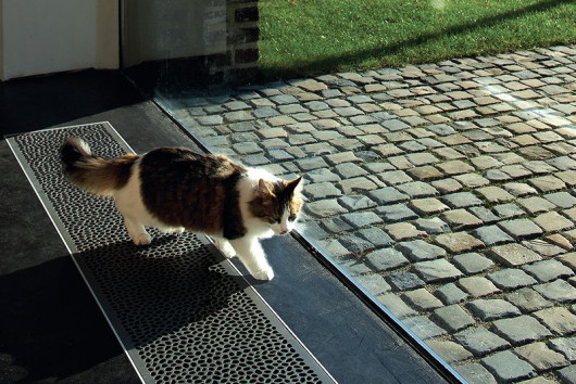 Wzdłuż szerokich okien tarasowych, sięgających do podłogi, idealnie sprawdzają się modele kanałowe, ukryte w podłodze. Grzeją szybko i efektywnie. Tworzą tzw. kurtynę powietrzną i pozwalają wyeliminować zjawisko kondensacji pary wodnej na przeszkleniach.