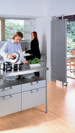 Pamiętajmy, że dobór oraz sposób montażu grzejnika ma ogromny wpływ na wygląd pomieszczenia. Grzejniki łazienkowe montowane na nóżkach mogą tworzyć efektowne, ażurowe ścianki