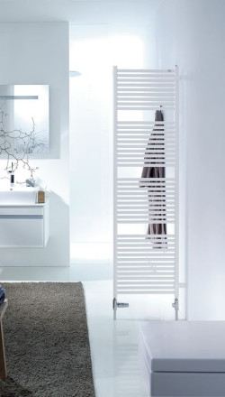 Pamiętajmy, że dobór oraz sposób montażu grzejnika ma ogromny wpływ na wygląd pomieszczenia. Grzejniki łazienkowe montowane na nóżkach mogą tworzyć efektowne, ażurowe ścianki